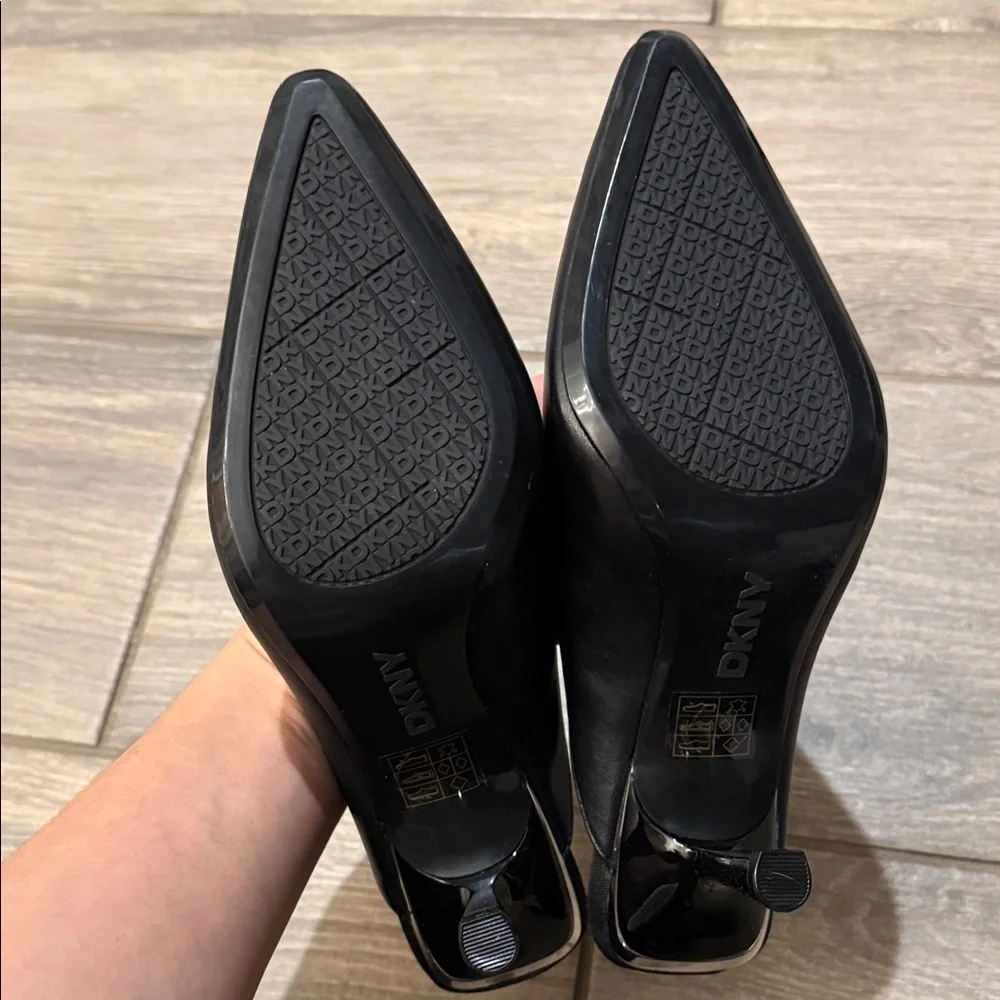 New DKNY Netta Black Pointed Toe Pump Sz 6 M - Picture 14 of 15